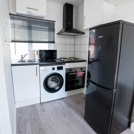 No 01 Small Studio Flat In Aylesbury Town Station Exterior photo