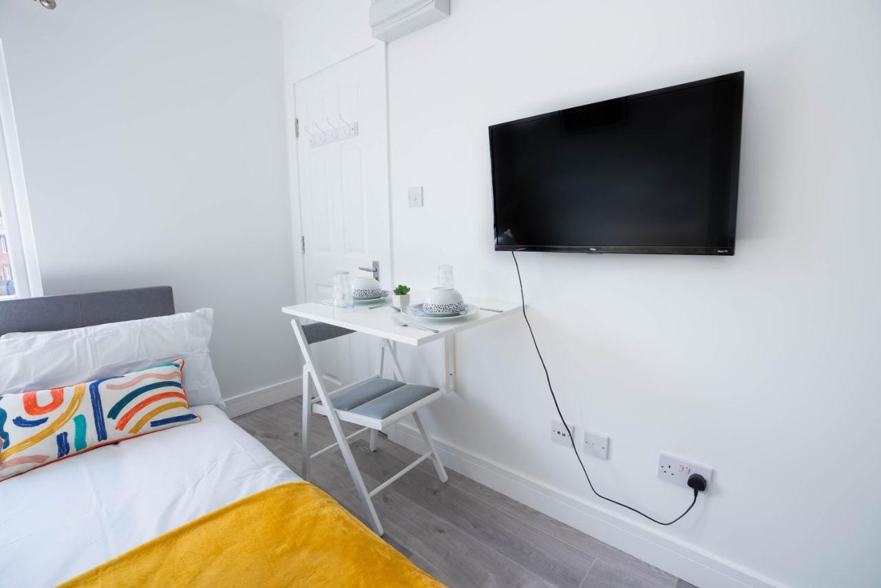 No 01 Small Studio Flat In Aylesbury Town Station Exterior photo