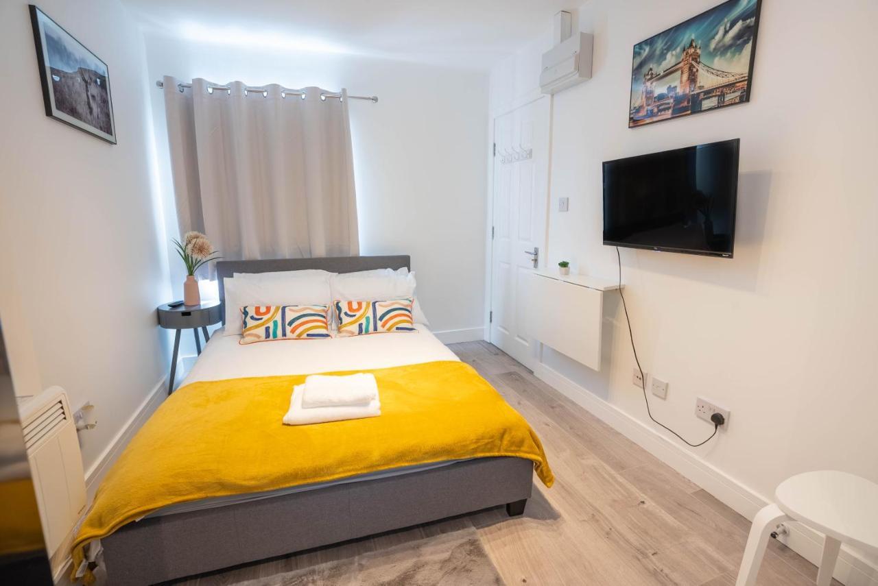 No 01 Small Studio Flat In Aylesbury Town Station Exterior photo